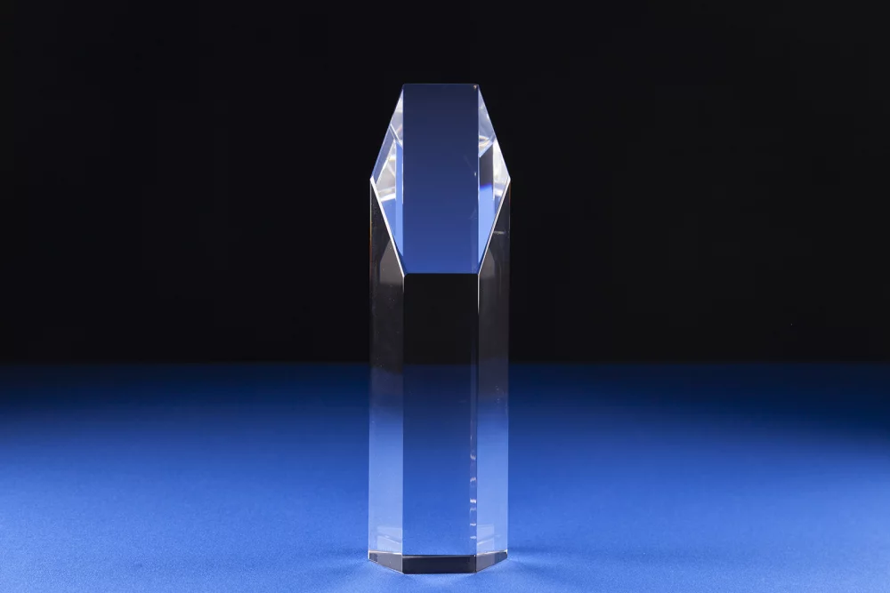 Prix en cristal hexagonal gravé au sable (10 x 3 x 2 1/2 pouces)