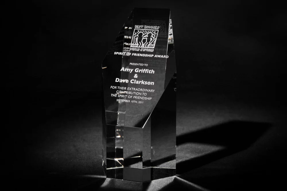 Prix en cristal hexagonal gravé au sable (6 x 3 x 2 1/2")