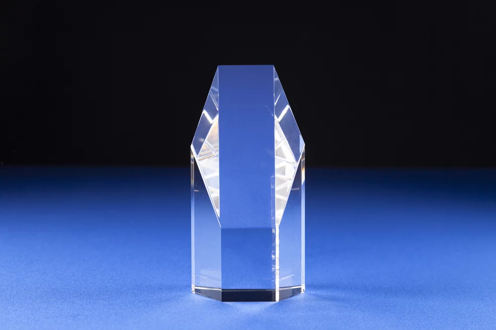 Prix en cristal hexagonal gravé au sable (6 x 3 x 2 1/2")