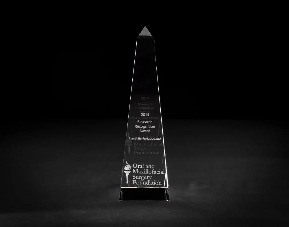 Prix en cristal obélisque gravé au sable (10 x 3 x 3 pouces)
