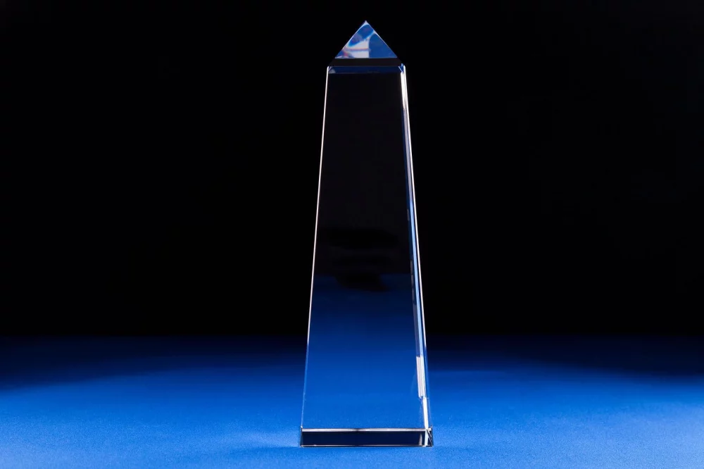 Prix en cristal obélisque gravé au sable (12 x 3 3/4 x 3 3/4")