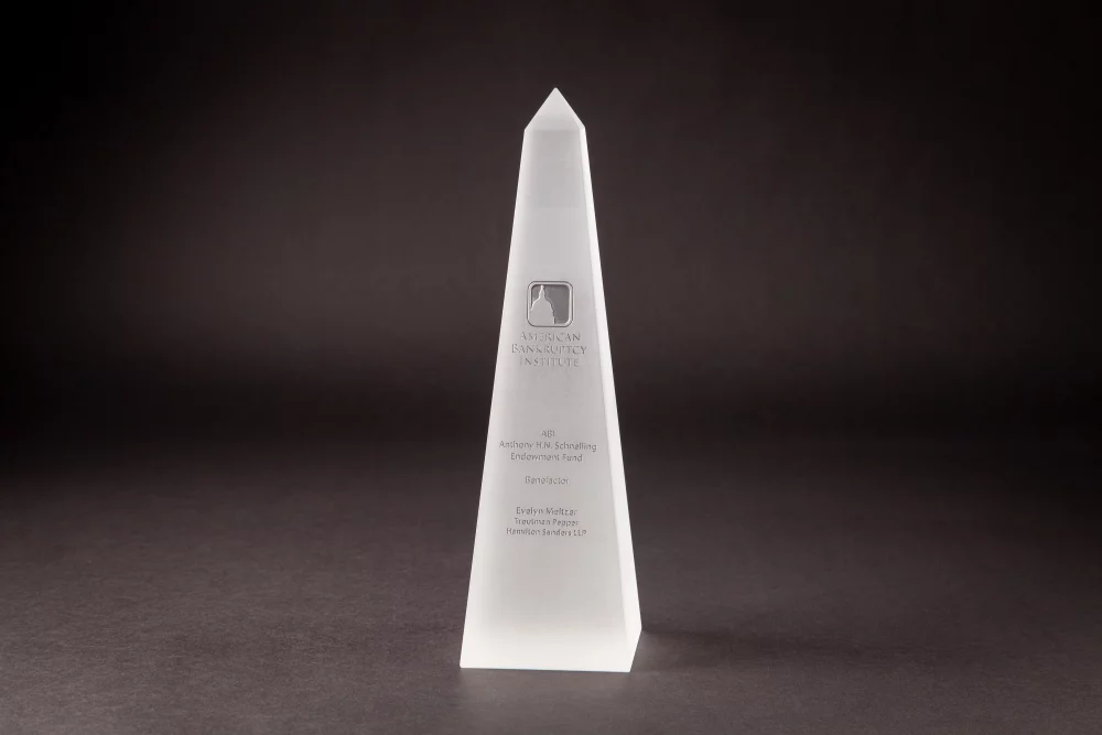 Prix en cristal obélisque sablé givré gravé (12 x 3 3/4 x 3 3/4")