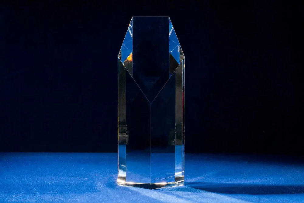 Prix en forme de pentagone en cristal sablé (9 x 3 1/2 x 2 1/2")