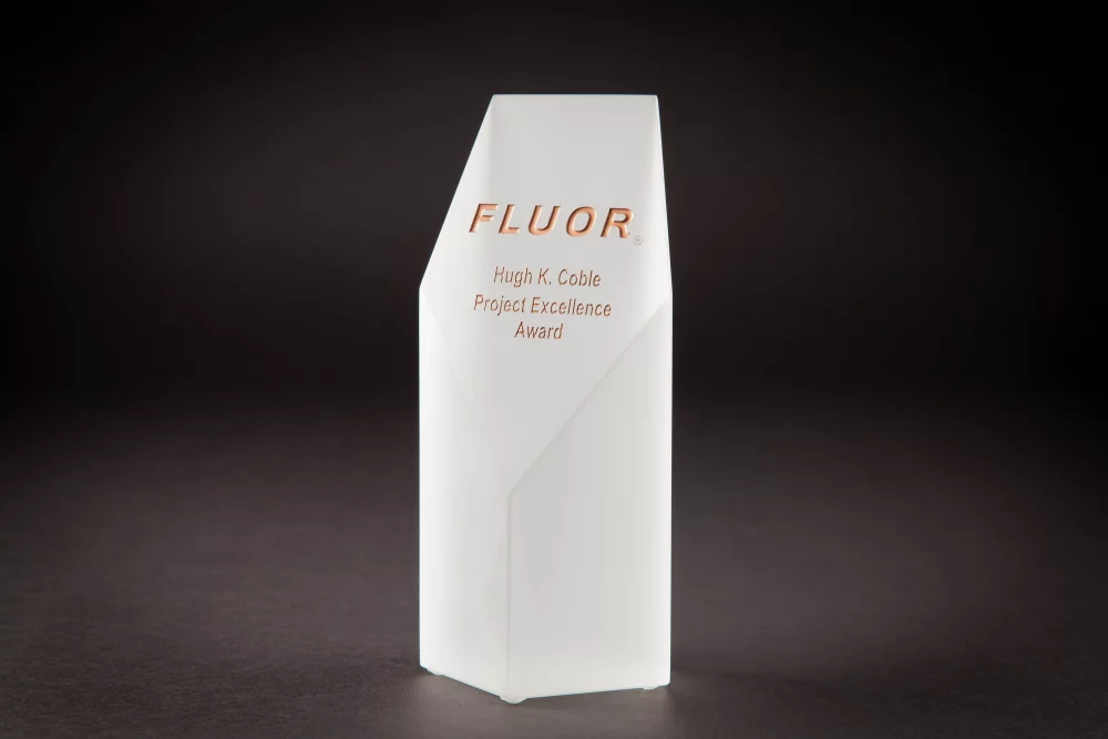 Prix en forme de pentagone en cristal sablé sculpté (9 x 3 1/2 x 2 1/2")