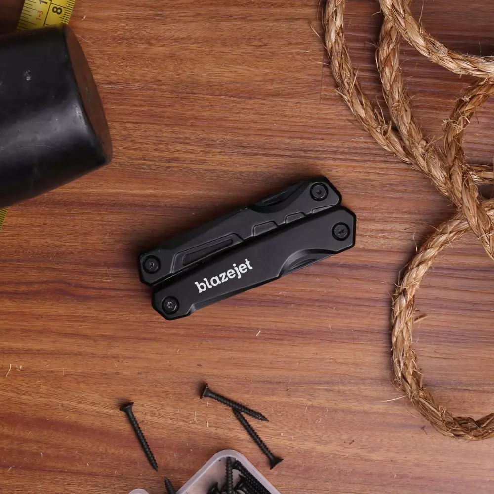 Outil multifonction Blackhawk 13-en-1 avec étui
