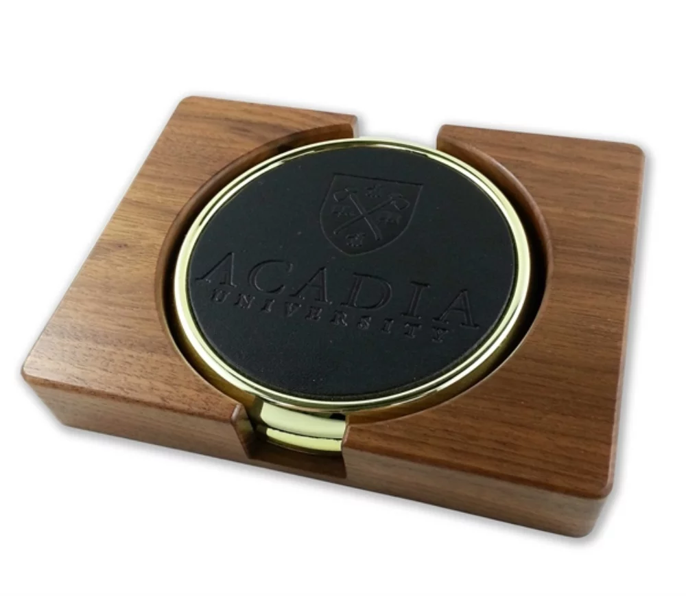 ~ 2 dessous de verre en or avec support en noyer