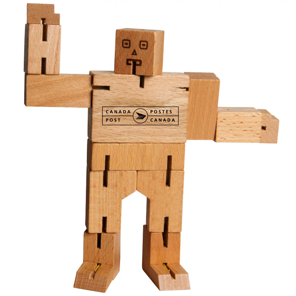 Robot en bois en forme de cube