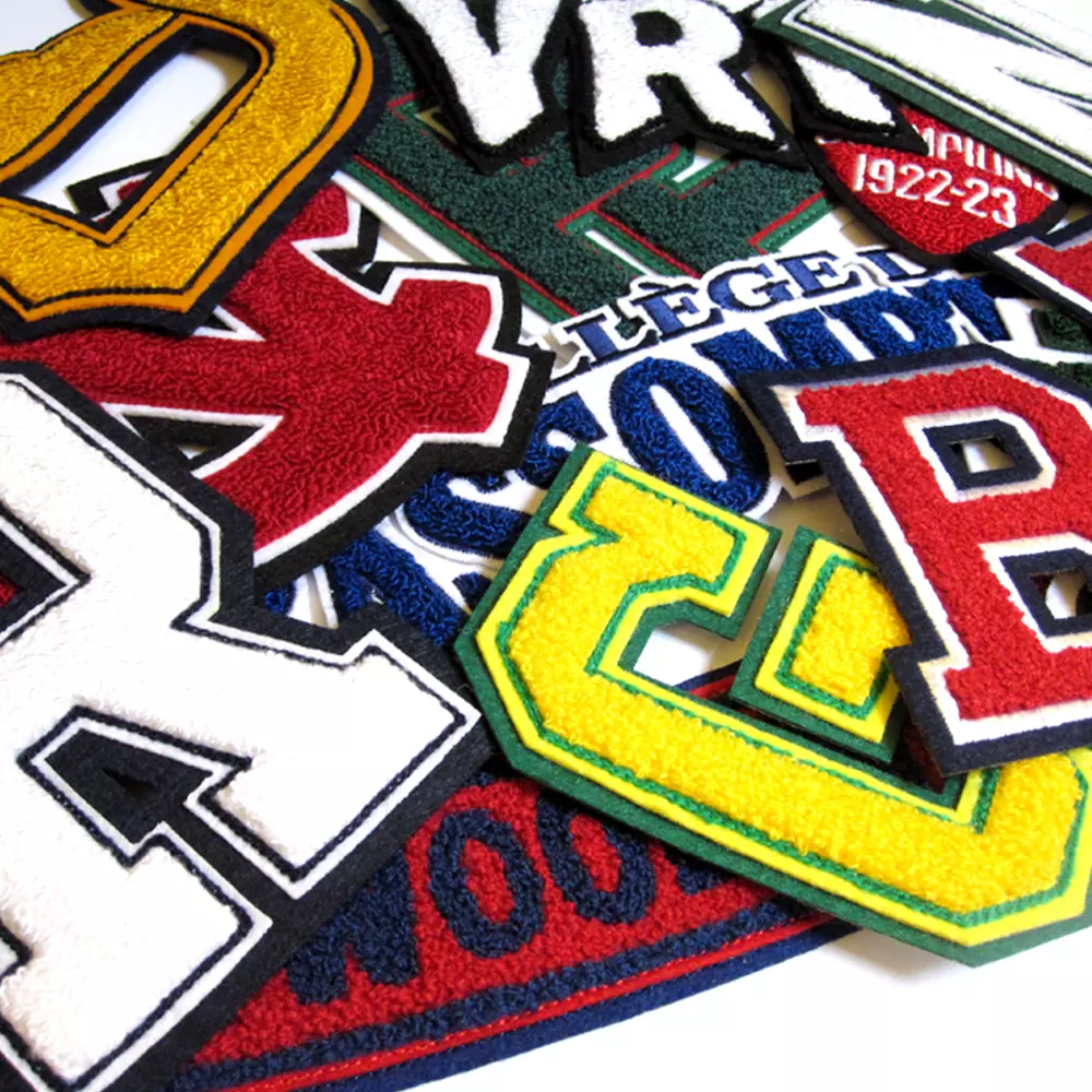 Écussons brodés en chenille