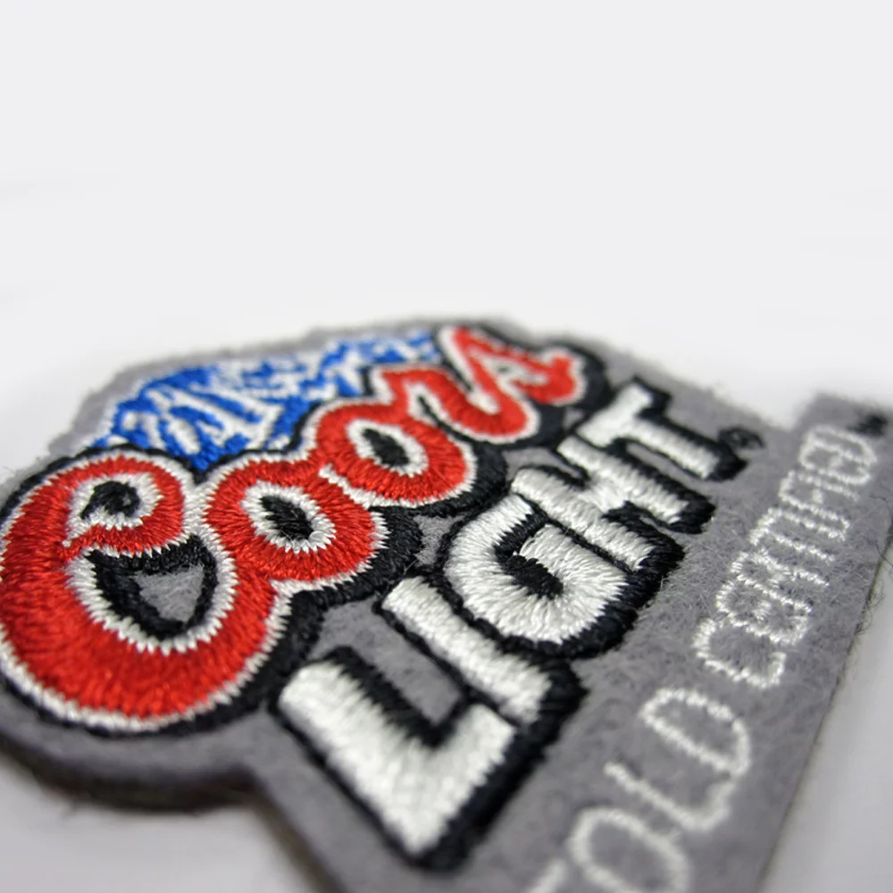 Écussons en feutre brodé