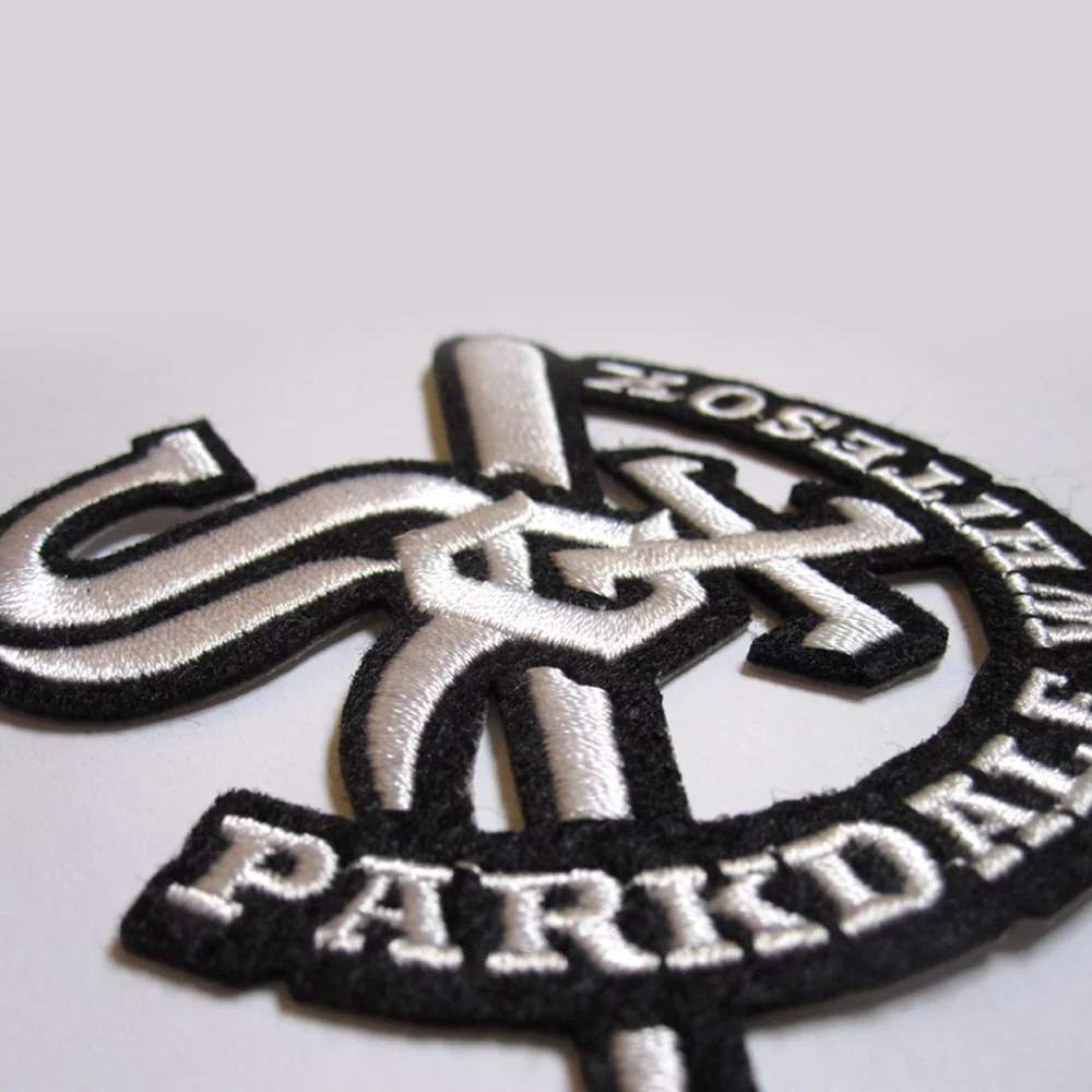 Écussons en feutre brodé