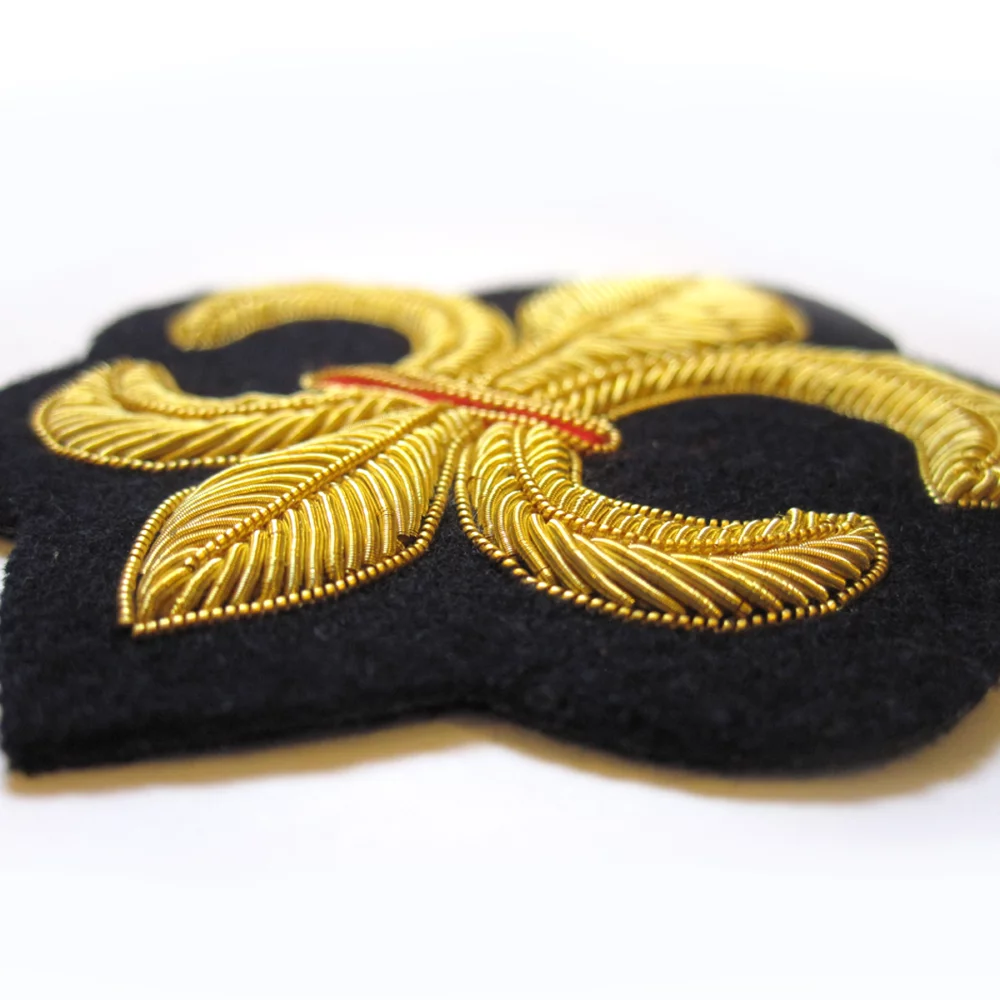 Écussons brodés en fil d'or