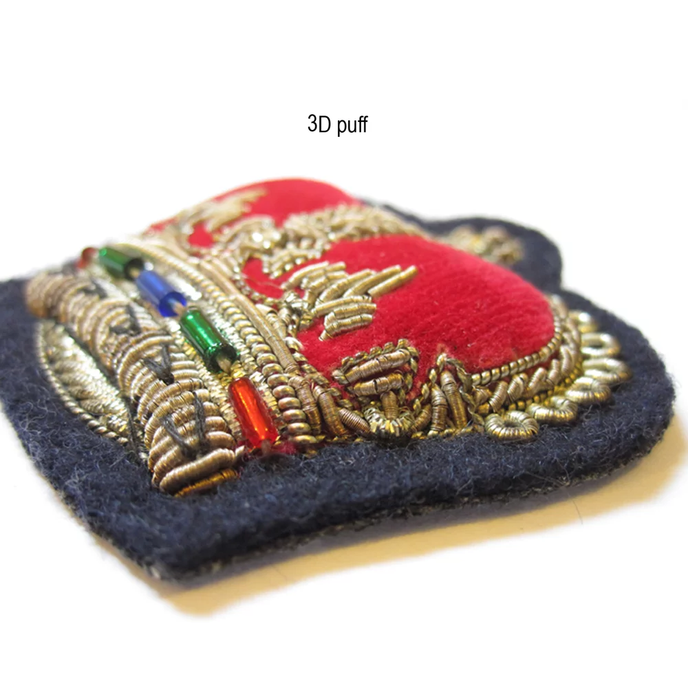 Écussons brodés en fil d'or