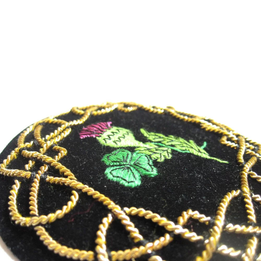 Écussons brodés en fil d'or