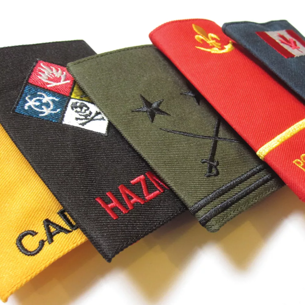 Épaulettes brodées