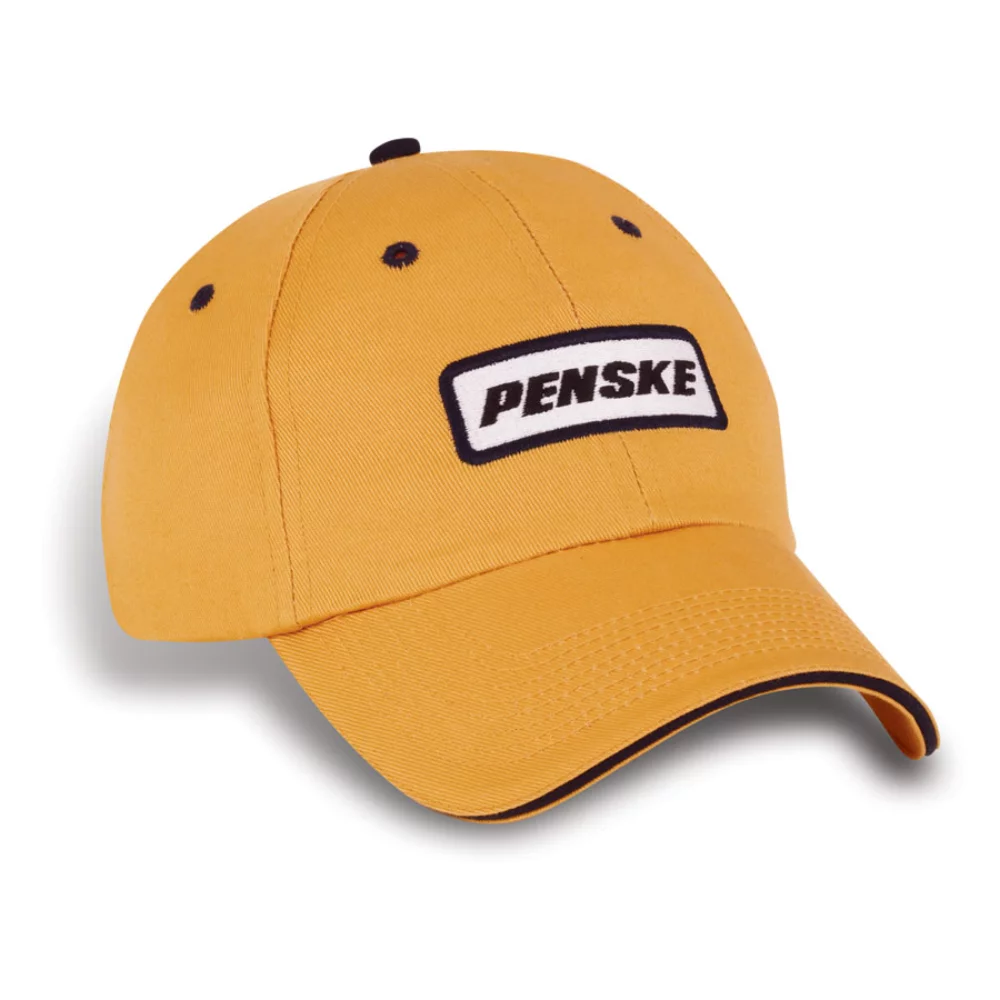 Casquette en sergé de coton non structuré avec œillets contrastants. Bouton et visière sandwich.