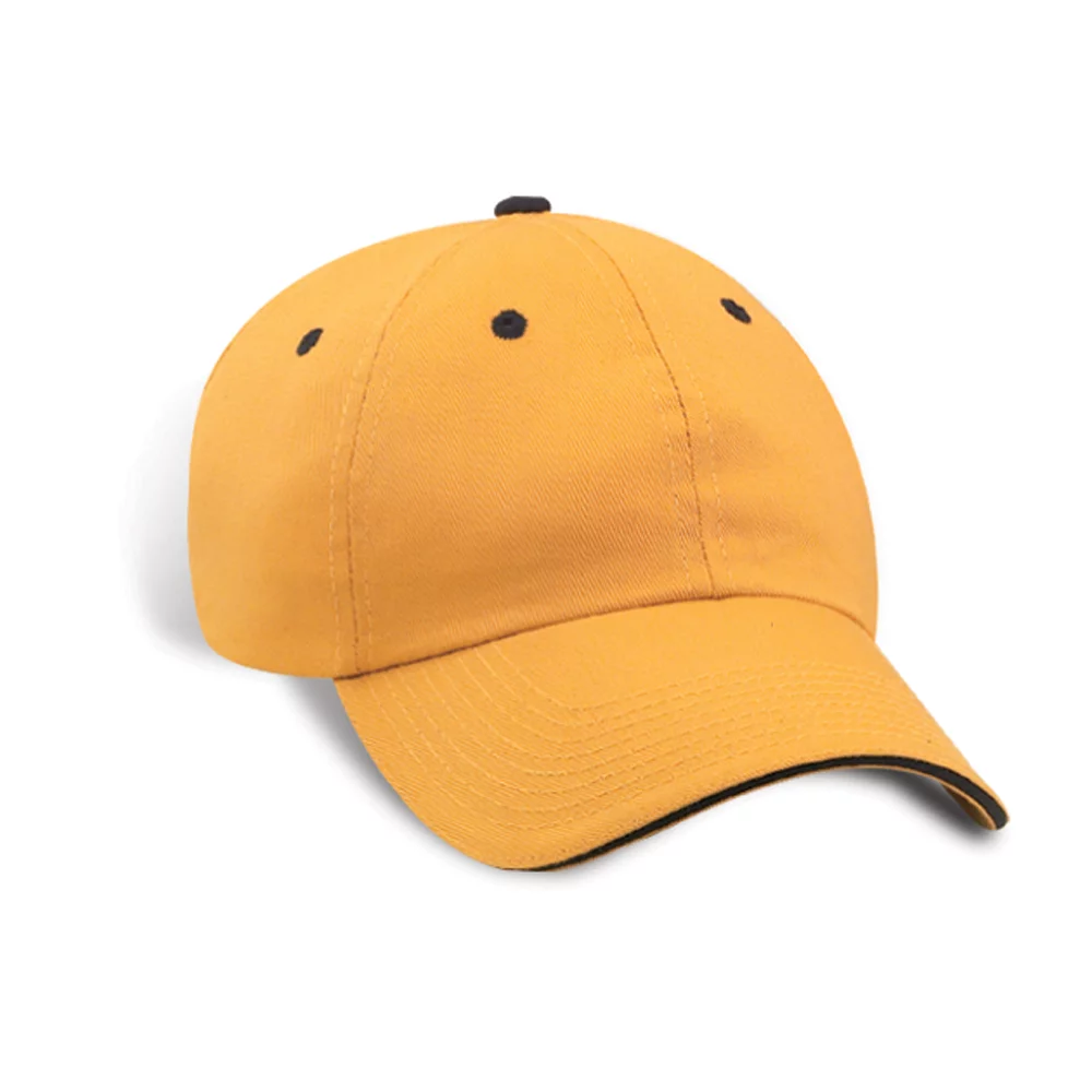 Casquette en sergé de coton non structuré avec œillets contrastants. Bouton et visière sandwich.