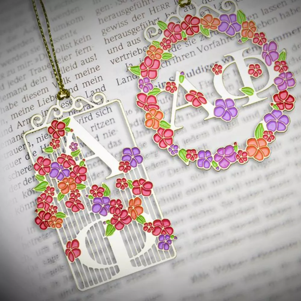 Ornement doré gravé de 2 1/2 pouces