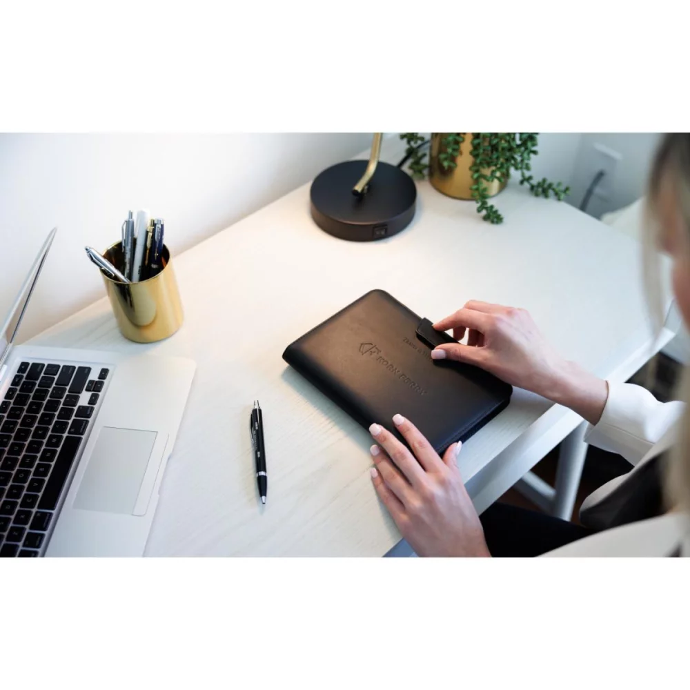 Travis & Wells® Envoy Junior Magnet Close Padfolio - Noir