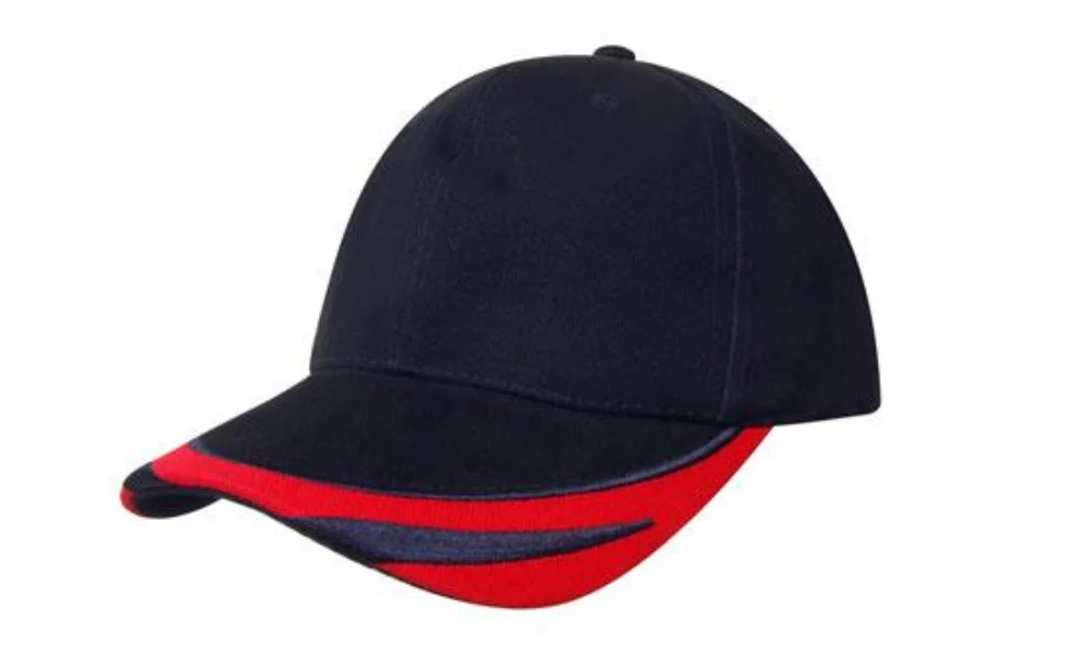 Casquette en coton lourd brossé avec bordure de pic brodée.