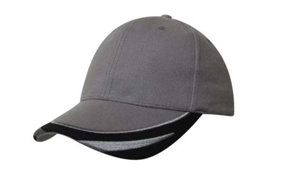 Casquette en coton lourd brossé avec bordure de pic brodée.