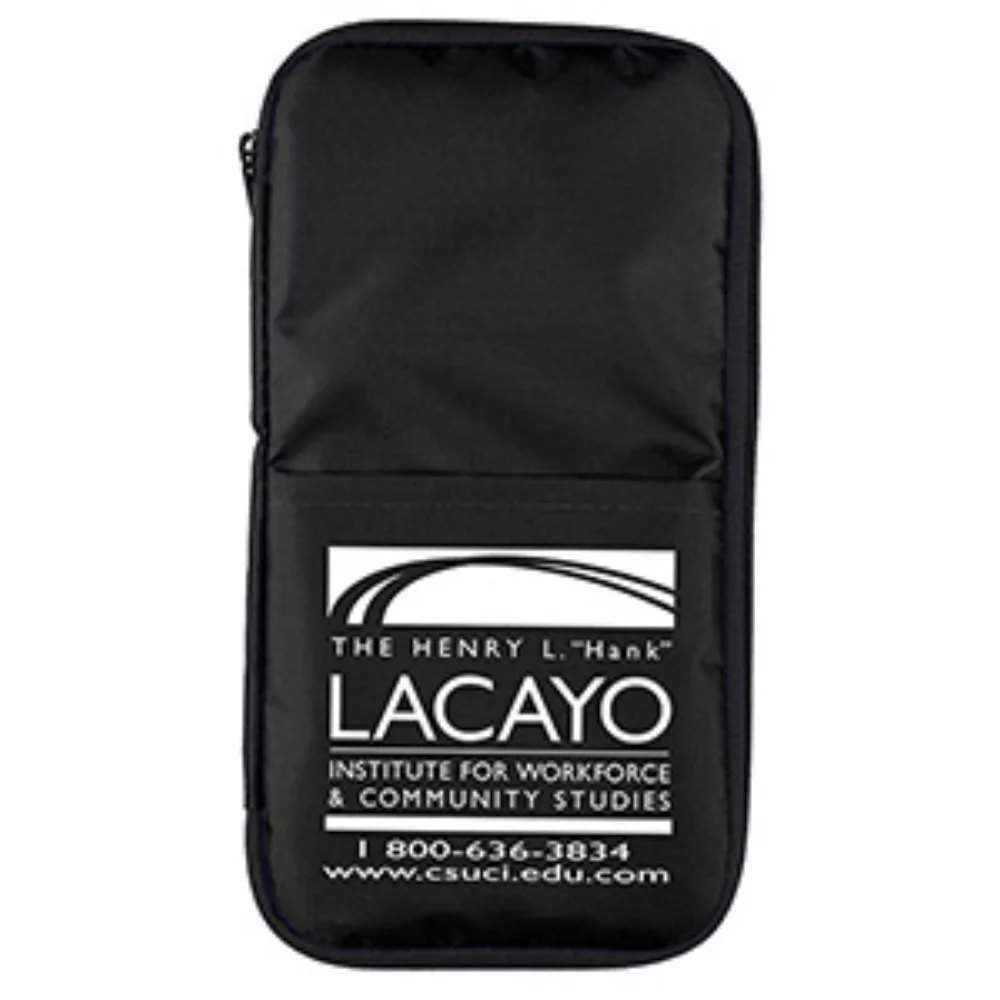 Le kit de voyage "TravPouch Plus" comprend des composants technologiques et est inséré dans une pochette zippée en polyester.