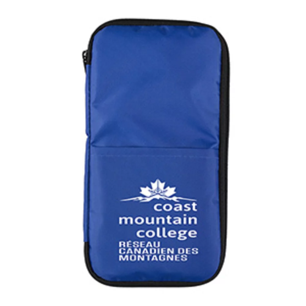 Le kit de voyage "TravPouch Plus" comprend des composants technologiques et est inséré dans une pochette zippée en polyester.