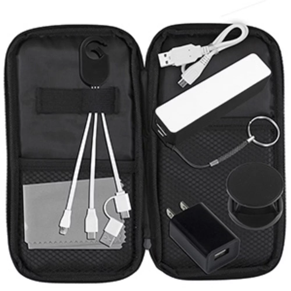 Le kit de voyage "TravPouch Plus" comprend des composants technologiques et est inséré dans une pochette zippée en polyester.