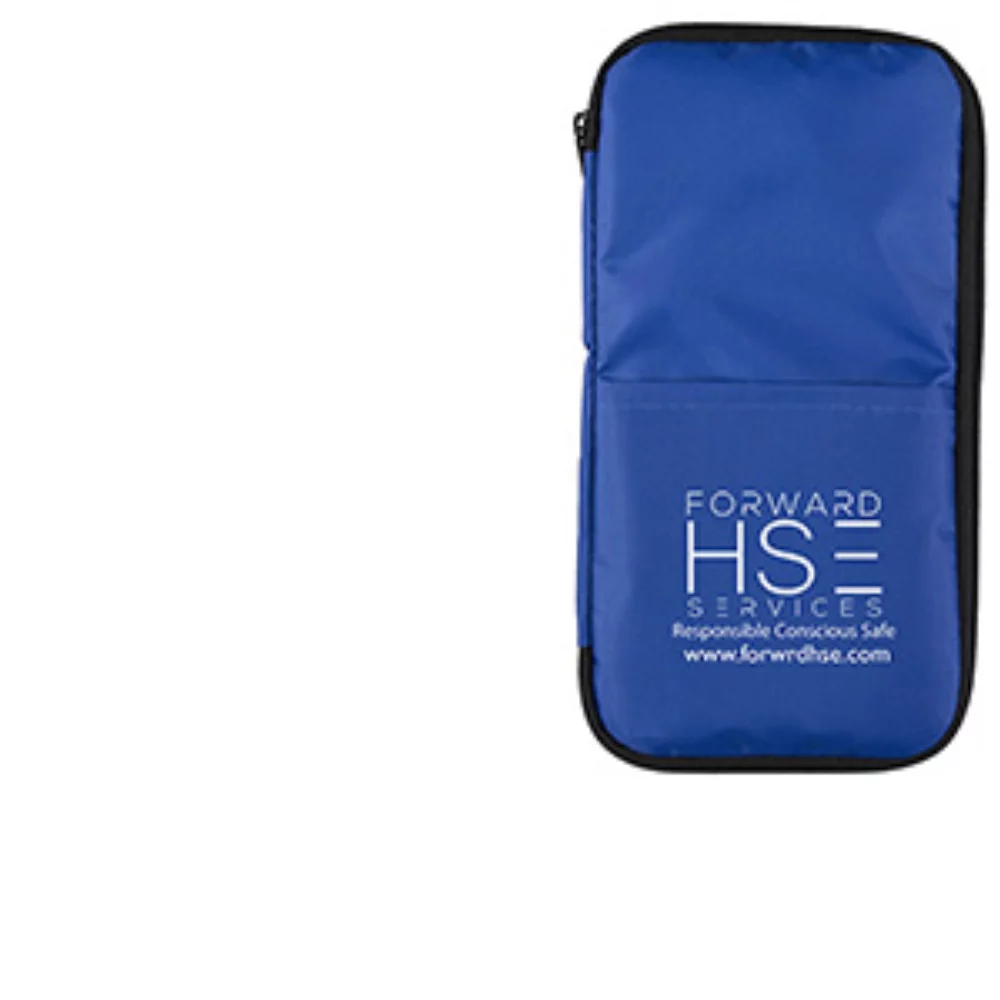 Le kit de voyage "TravPouch Plus" comprend des composants technologiques et est inséré dans une pochette zippée en polyester.