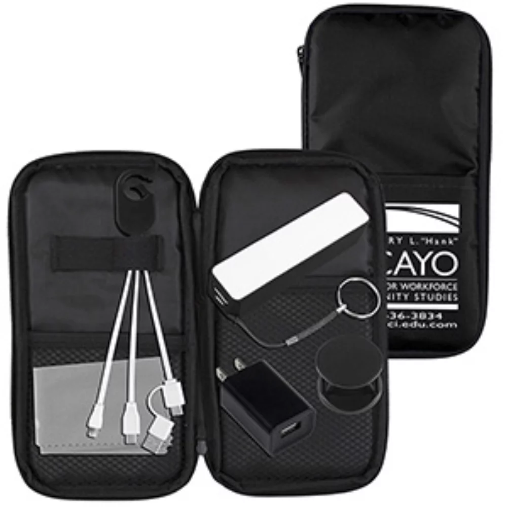 Le kit de voyage "TravPouch Plus" comprend des composants technologiques et est inséré dans une pochette zippée en polyester.