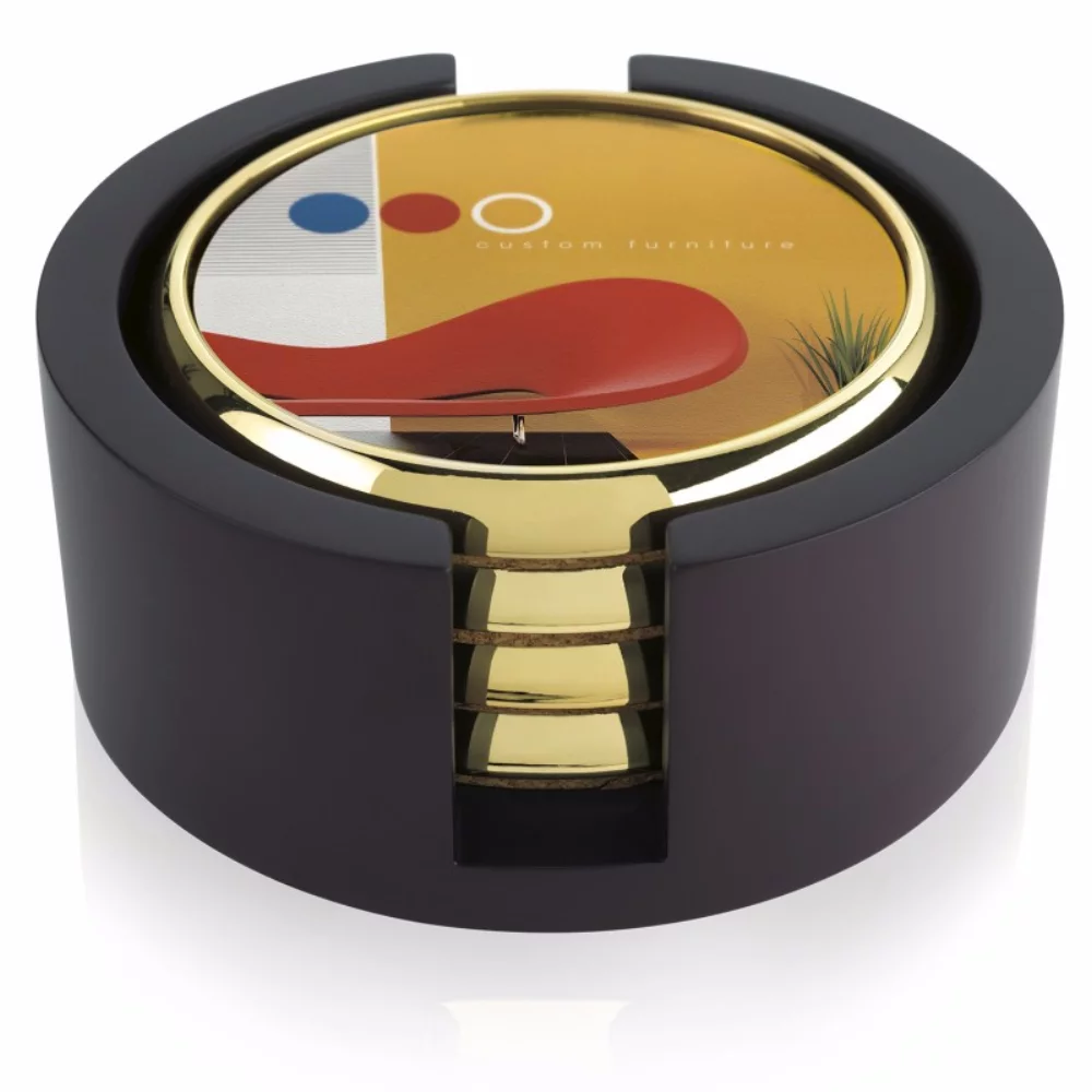 Quatre dessous de verre ronds avec plateau en bois.