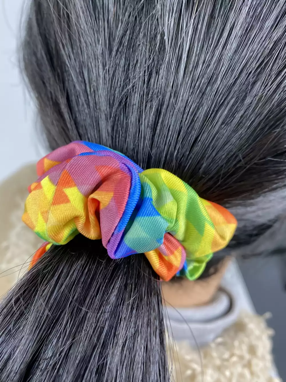 Élastique à cheveux 4cm x 13cm environ.