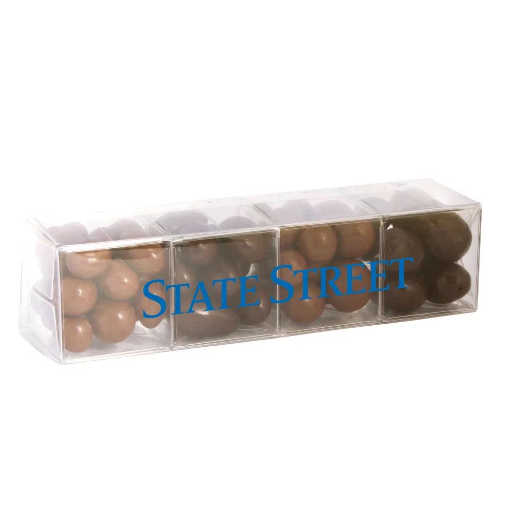 Boîte cadeau en acétate avec 4 cubes de friandises enrobées de chocolat.