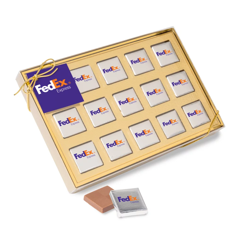 Boîte carrée de quinze chocolats enveloppés de papier aluminium - couleur complète