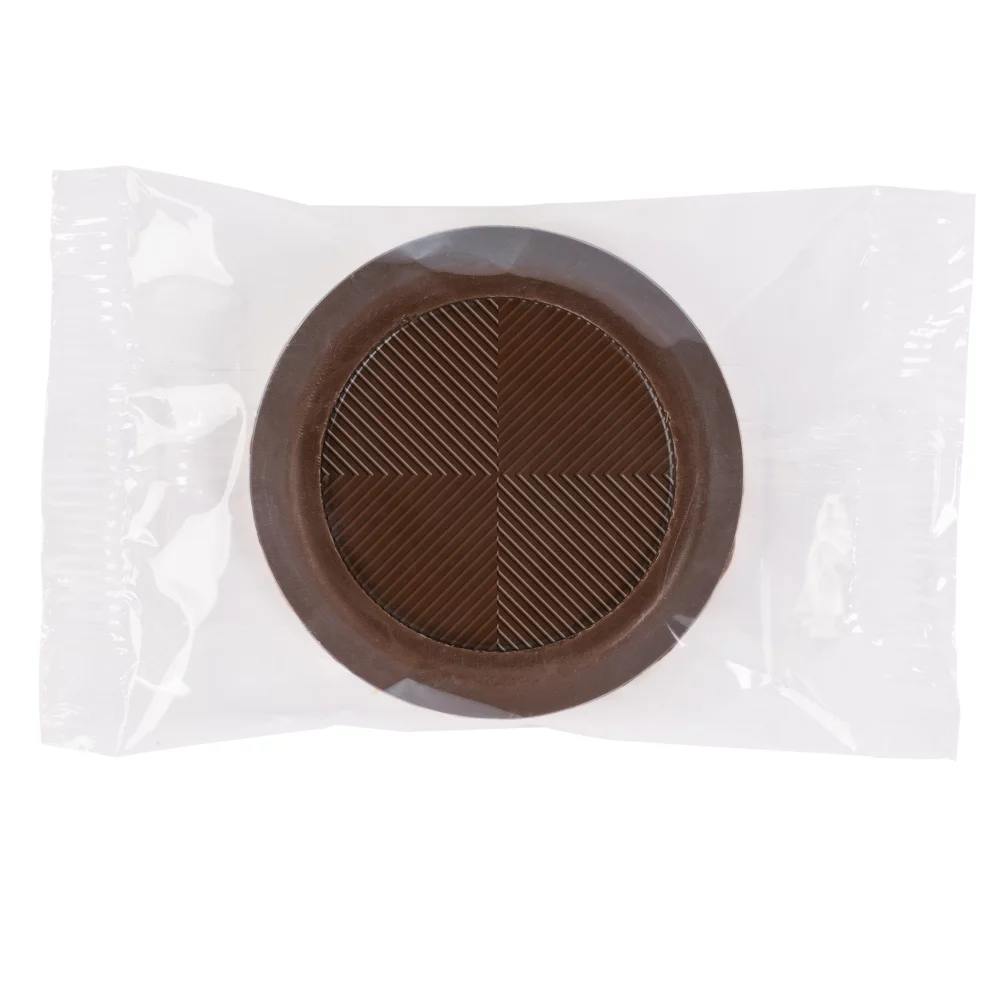 Boîte de dépôt de bureau avec des biscuits au chocolat.