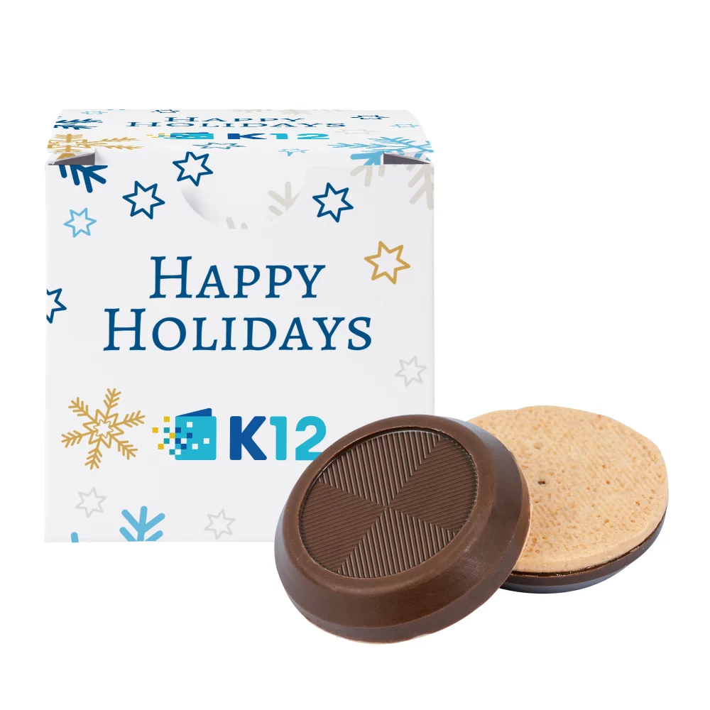 Boîte de dépôt de bureau avec des biscuits au chocolat.