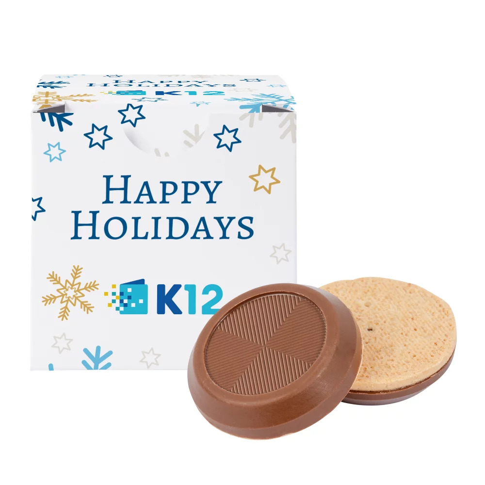 Boîte de dépôt de bureau avec des biscuits au chocolat.