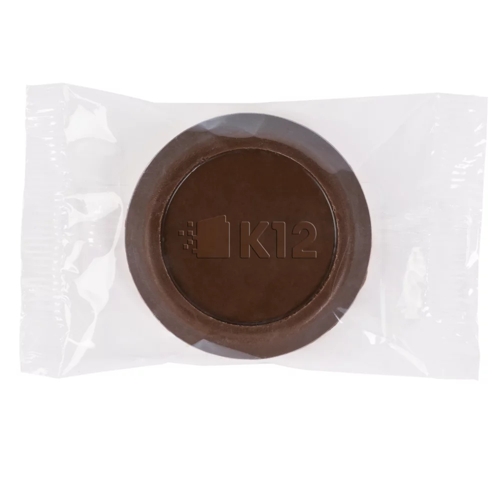 Boîte de dépôt de bureau avec des biscuits au chocolat.