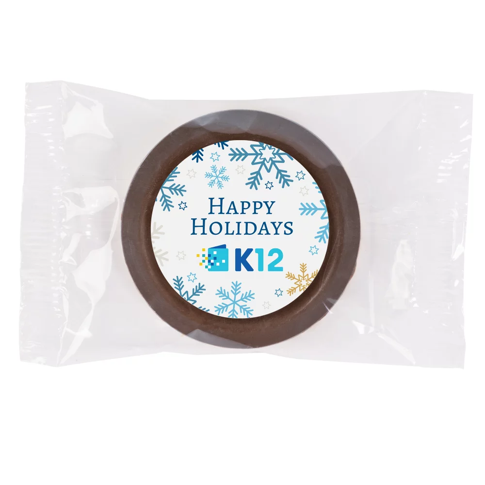 Boîte de dépôt de bureau avec des biscuits au chocolat.