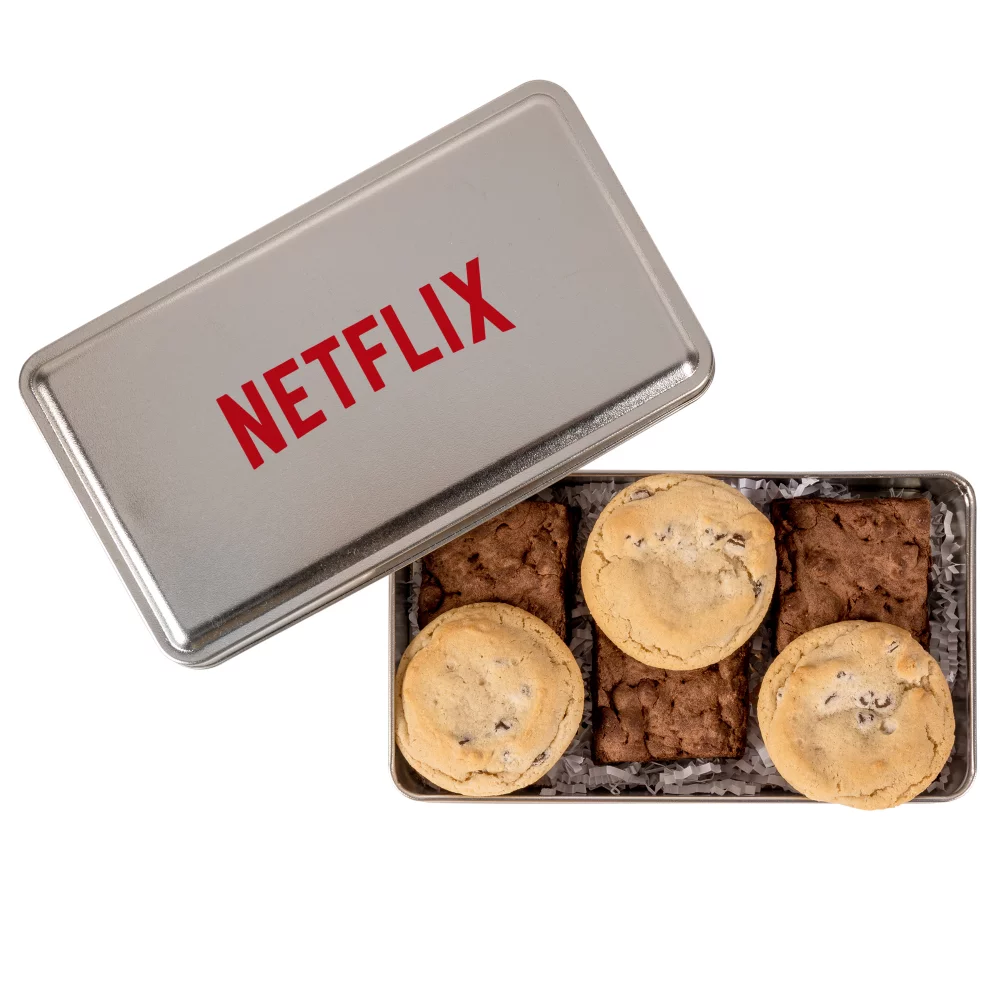 Brownies au fudge et cookies aux pépites de chocolat dans une boîte