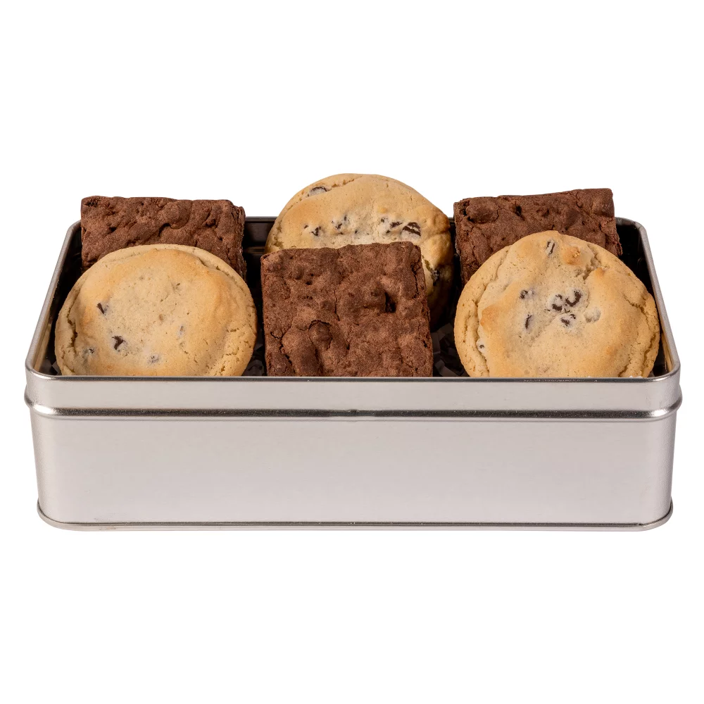 Brownies au fudge et cookies aux pépites de chocolat dans une boîte