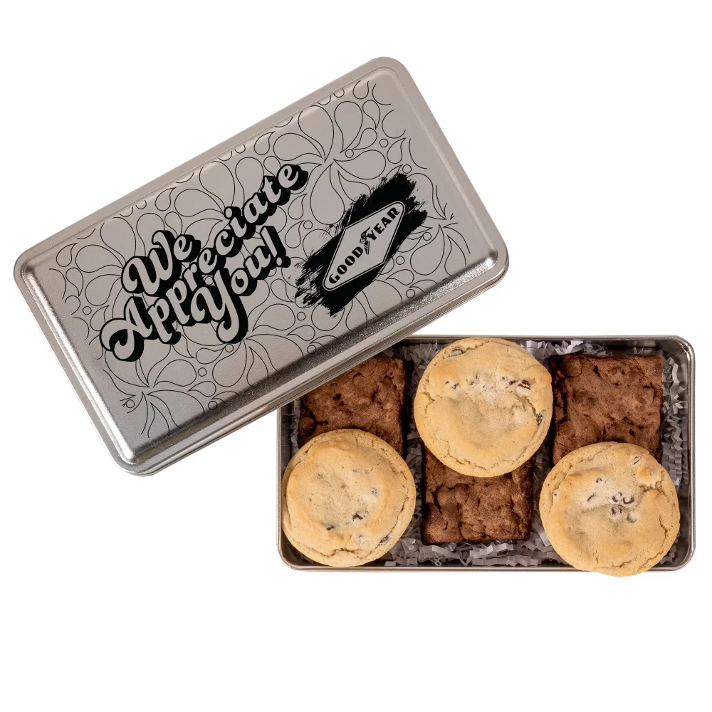 Brownies au fudge et cookies aux pépites de chocolat dans une boîte