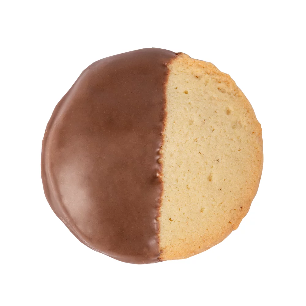 Biscuit au beurre rond trempé dans du chocolat