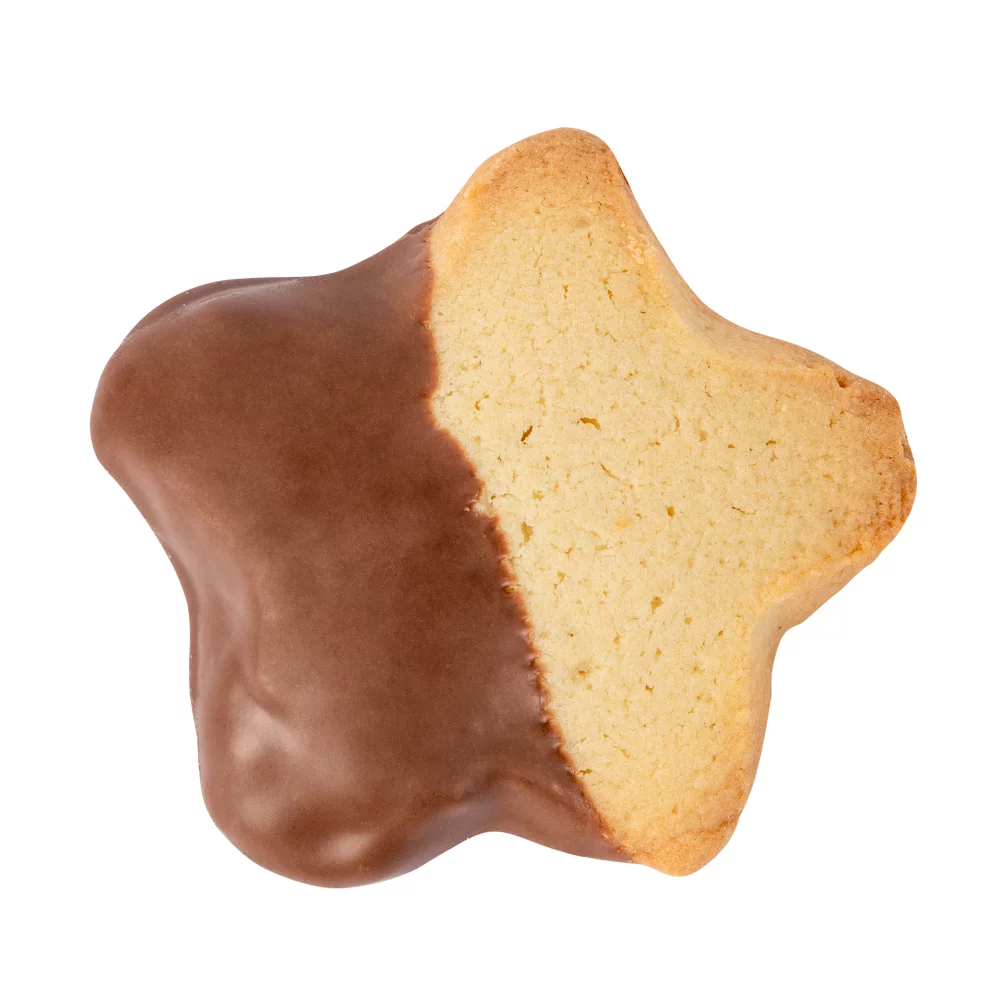 Biscuit au beurre en forme d'étoile trempé dans du chocolat