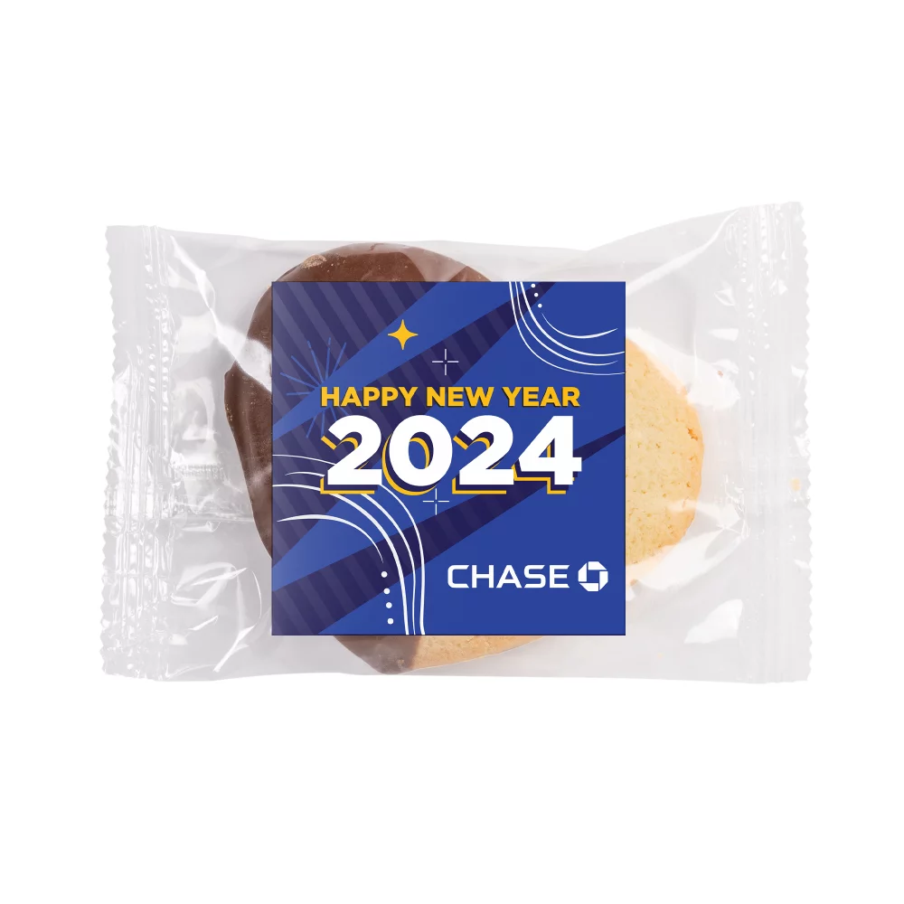 Biscuit au beurre en forme de cœur trempé dans du chocolat