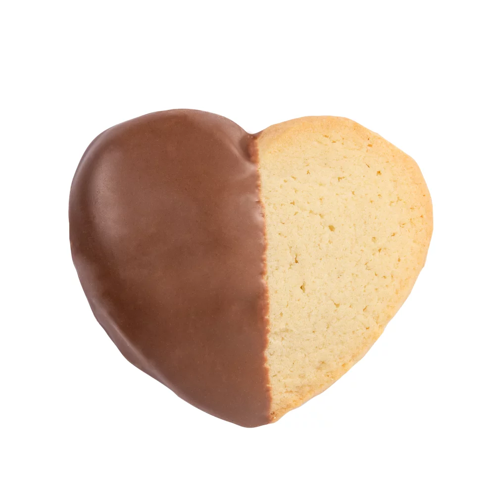 Biscuit en forme de cœur trempé dans du chocolat dans une boîte-cadeau