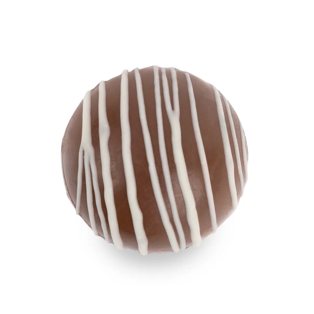 Boule de chocolat chaud dans une boîte cadeau en couleur.