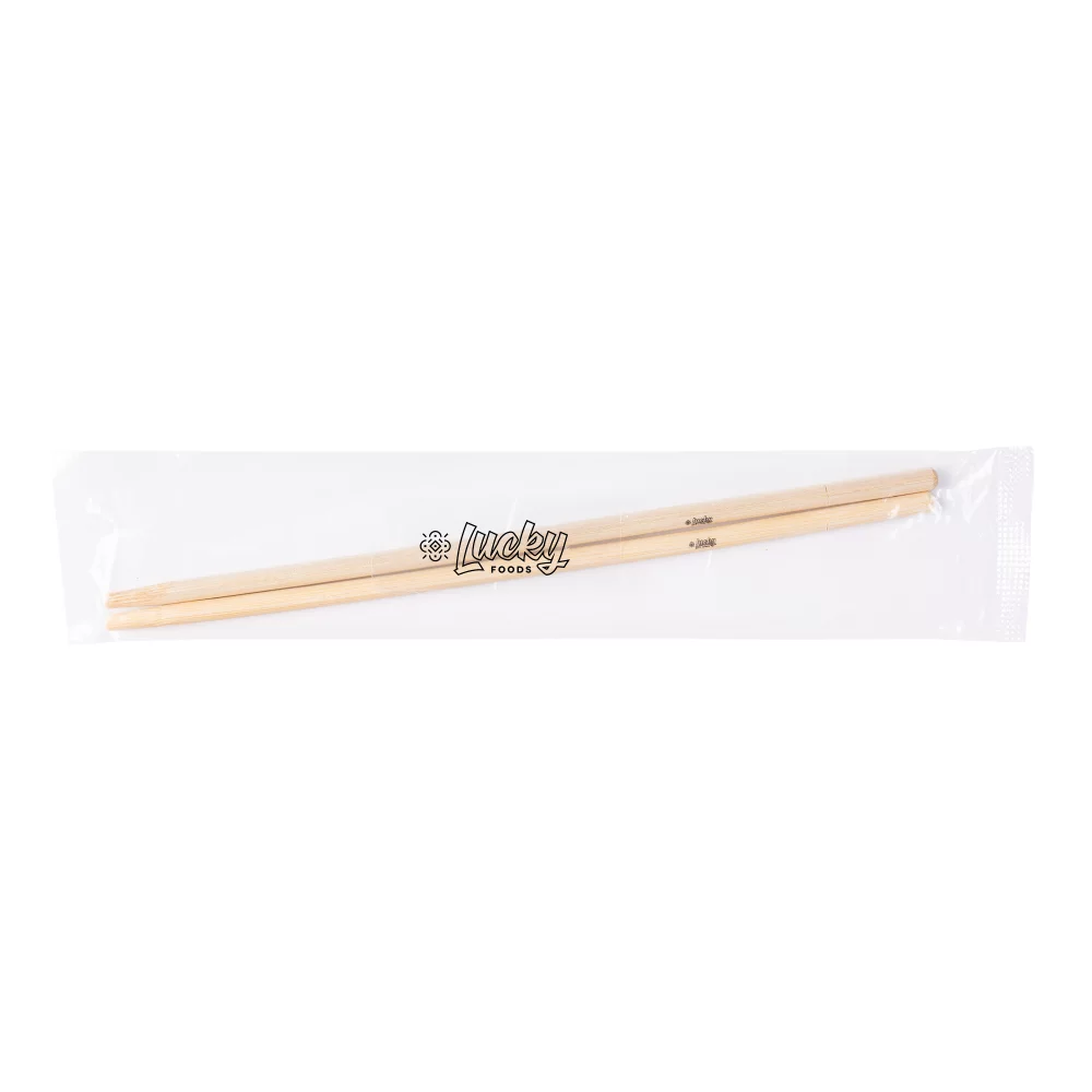 Baguettes en bambou dans un emballage en cellophane