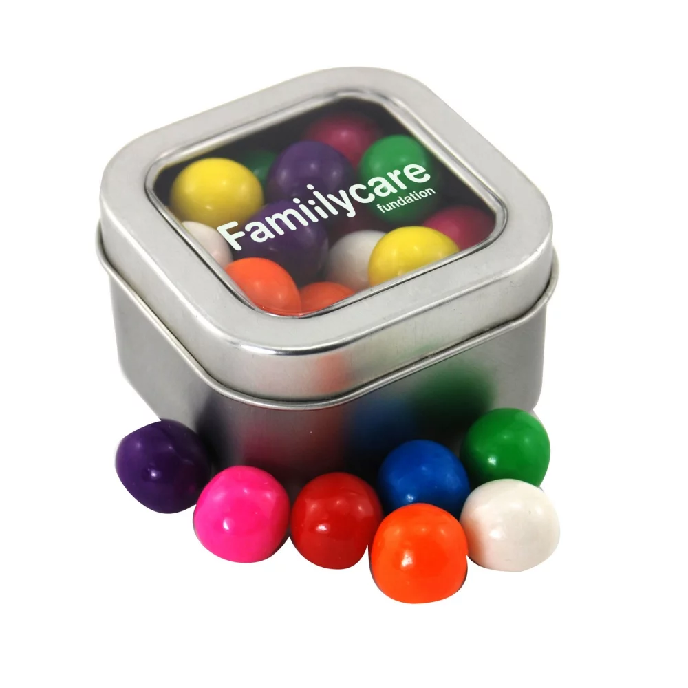 Fenêtre en étain avec des bonbons à la gomme