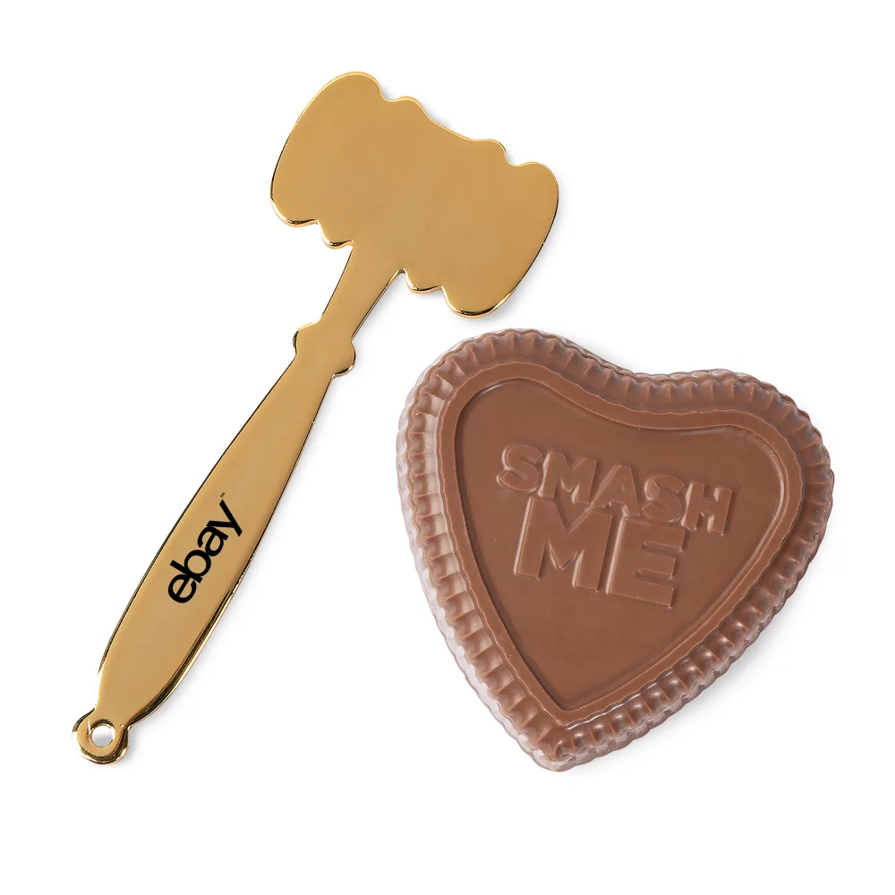 Écraser du chocolat avec des cœurs en bonbon