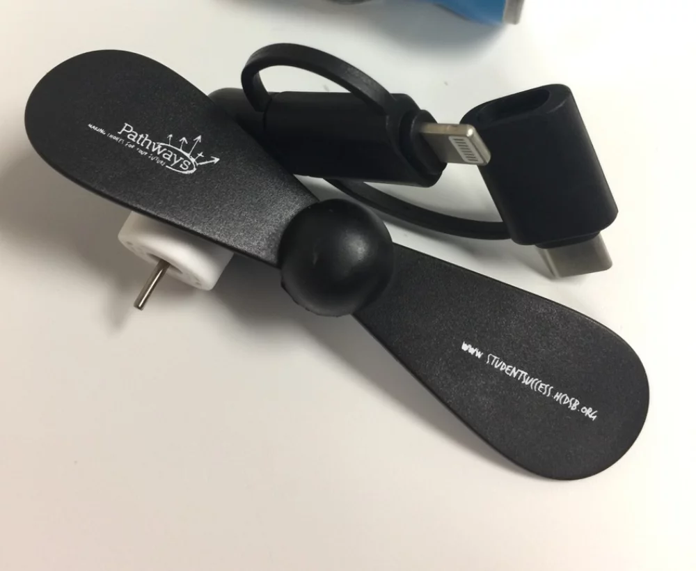 Mini ventilateur pour téléphone portable avec connecteurs branchés